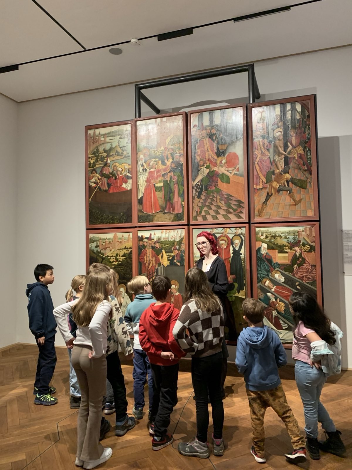 Die Kinder der Ferienbetreuung besuchen das Landesmuseum